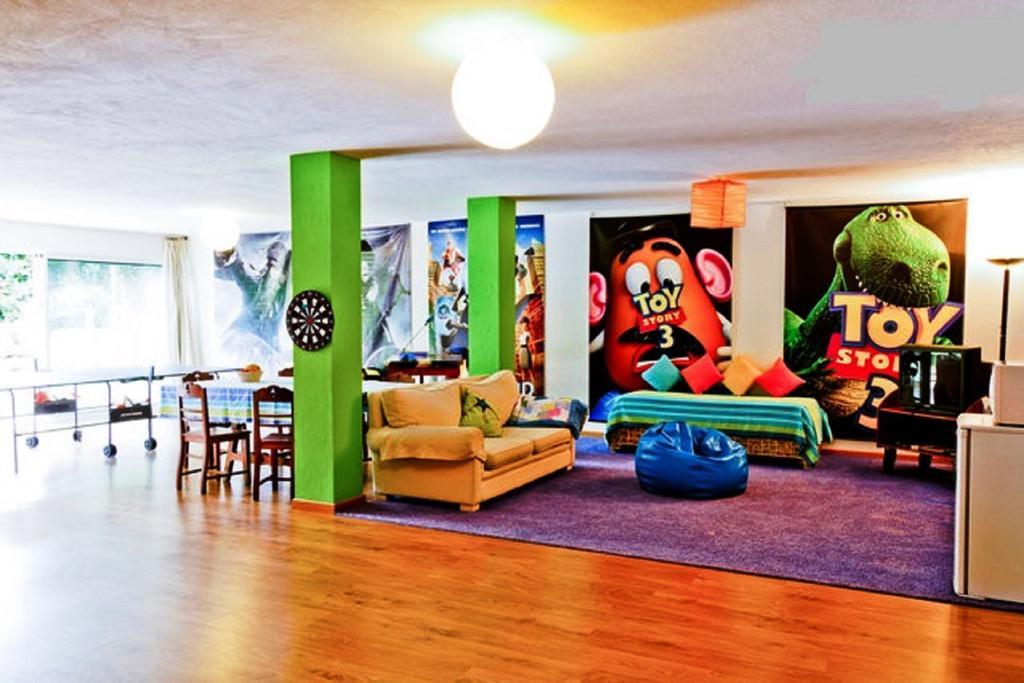 Coloured Studio FAO Rum bild
