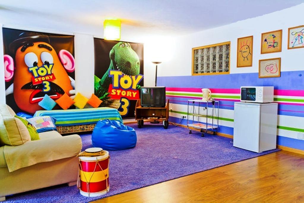 Coloured Studio FAO Rum bild